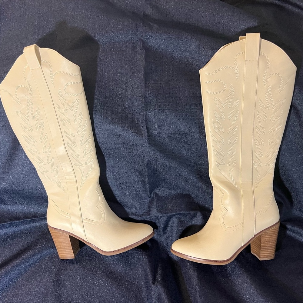 NWOT Cream CowGirl Boats Size 7